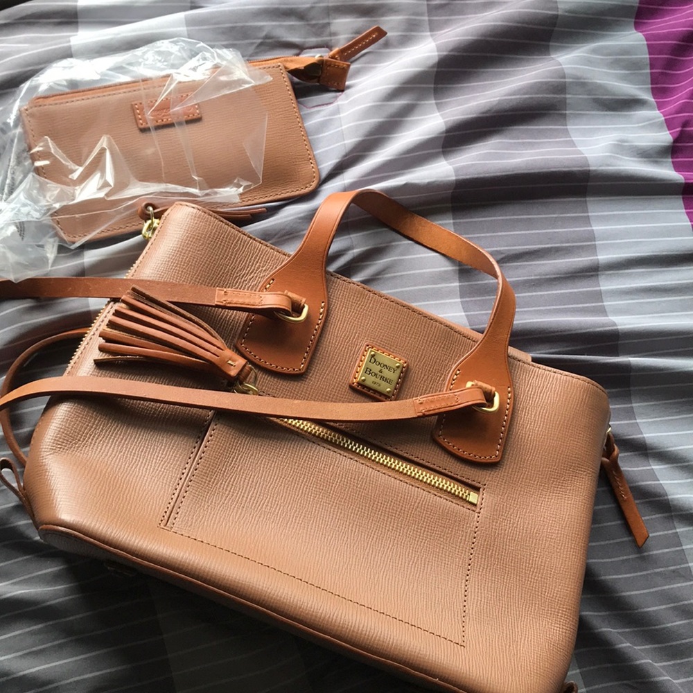 DOONEY & BOURKE TOTE AND WRISTLET